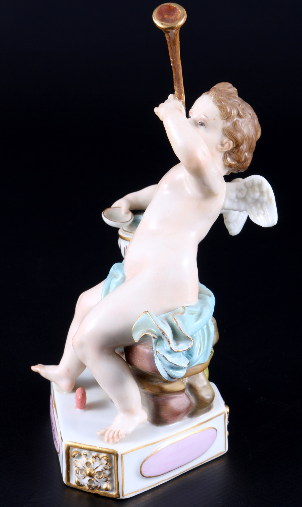Meissen Devisenkind "Je les rends legers" 1.Wahl, knob mark, cupid with horn 1st choice, - Image 2 of 8