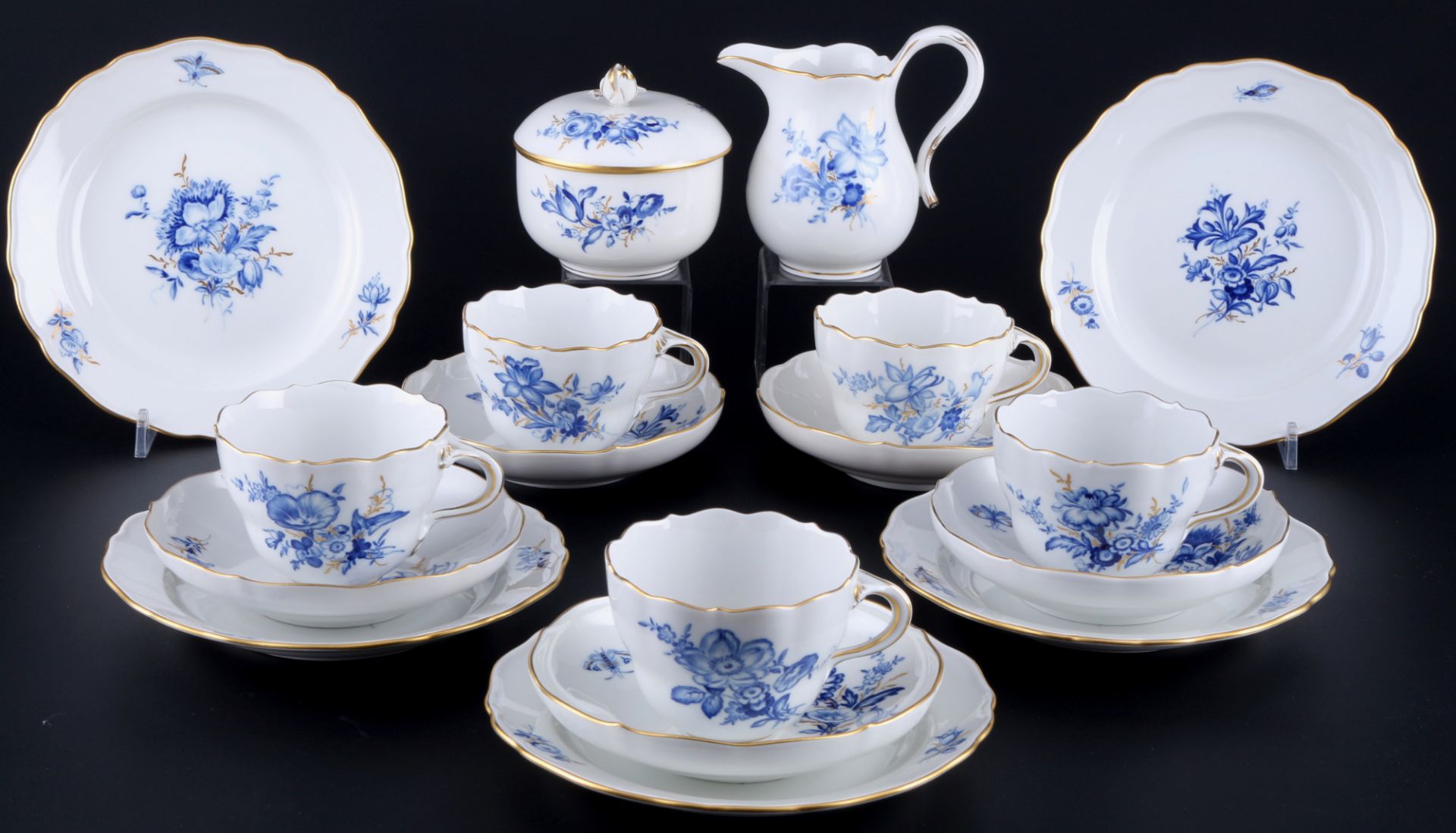 Meissen Blaue Blume Gold 5 Kaffeegedecke mit Milchkanne und Zuckerdose, coffee cups with dessert pla