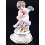 Meissen Putte mit Herz 1.Wahl, Knaufmarke, cupid with heart 1st choice,