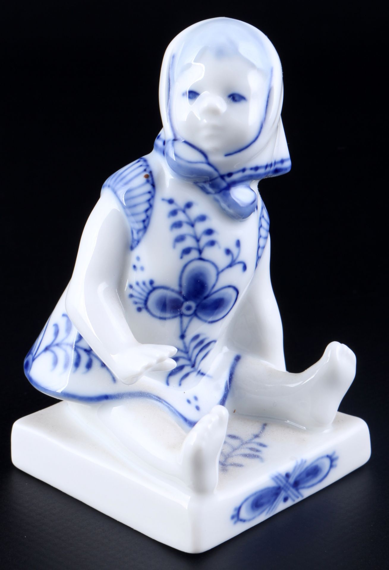 Royal Copenhagen Musselmalet sitzendes Mädchen 4793, seated girl,