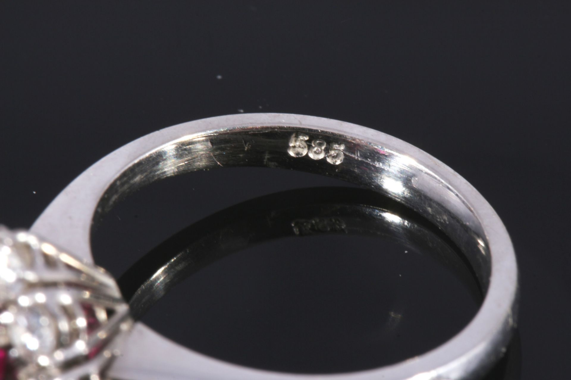 585 gold ring ruby ​​with 8 diamonds ca. 0.8 ct, 14K Gold Ring Rubin mit 8 Brillanten ca. 0,8ct, - Image 3 of 3