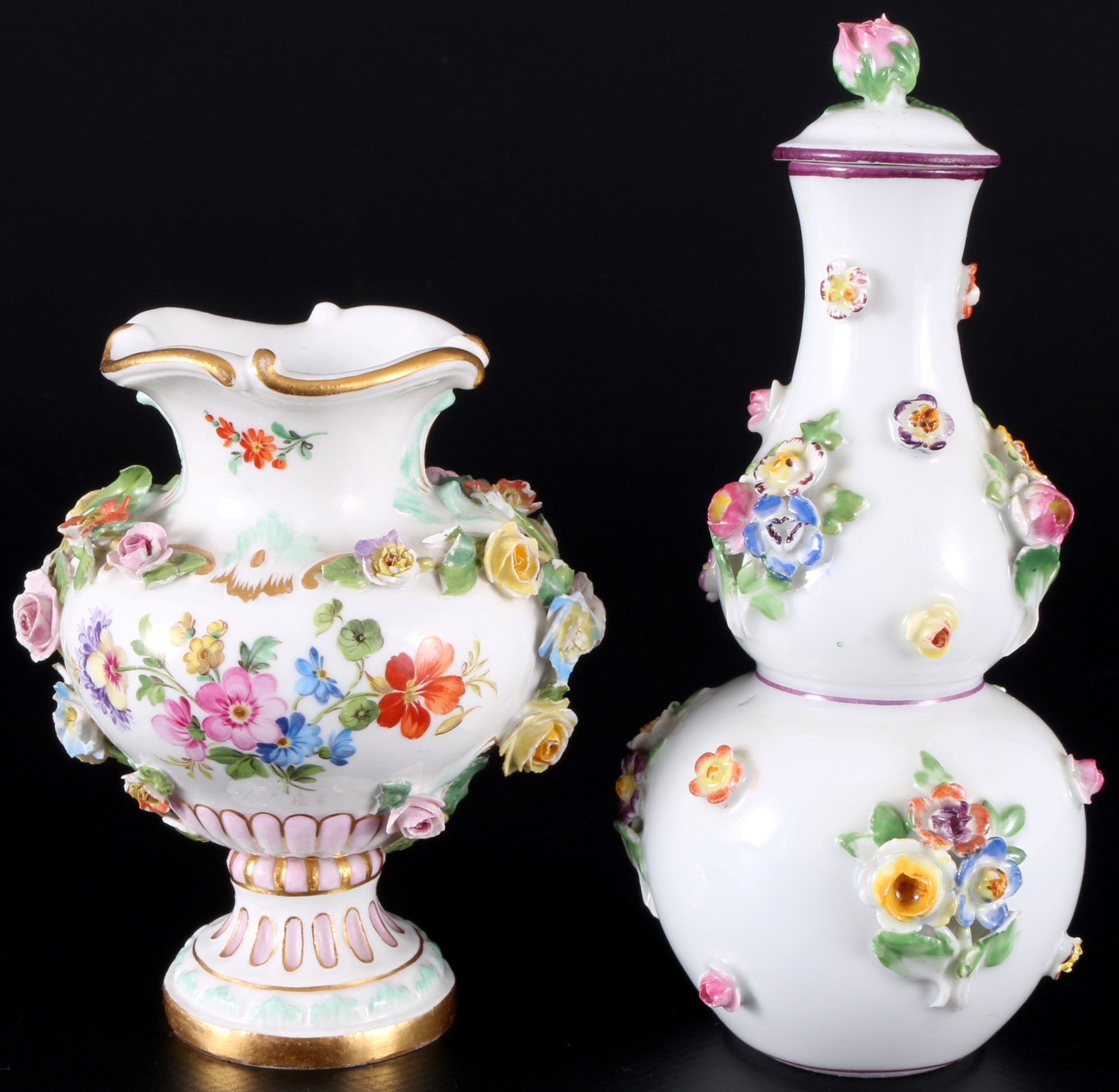 Meissen 2 small splendor vases with blossoms 1st choice, knob mark, kleine Prunkvasen mit plastische