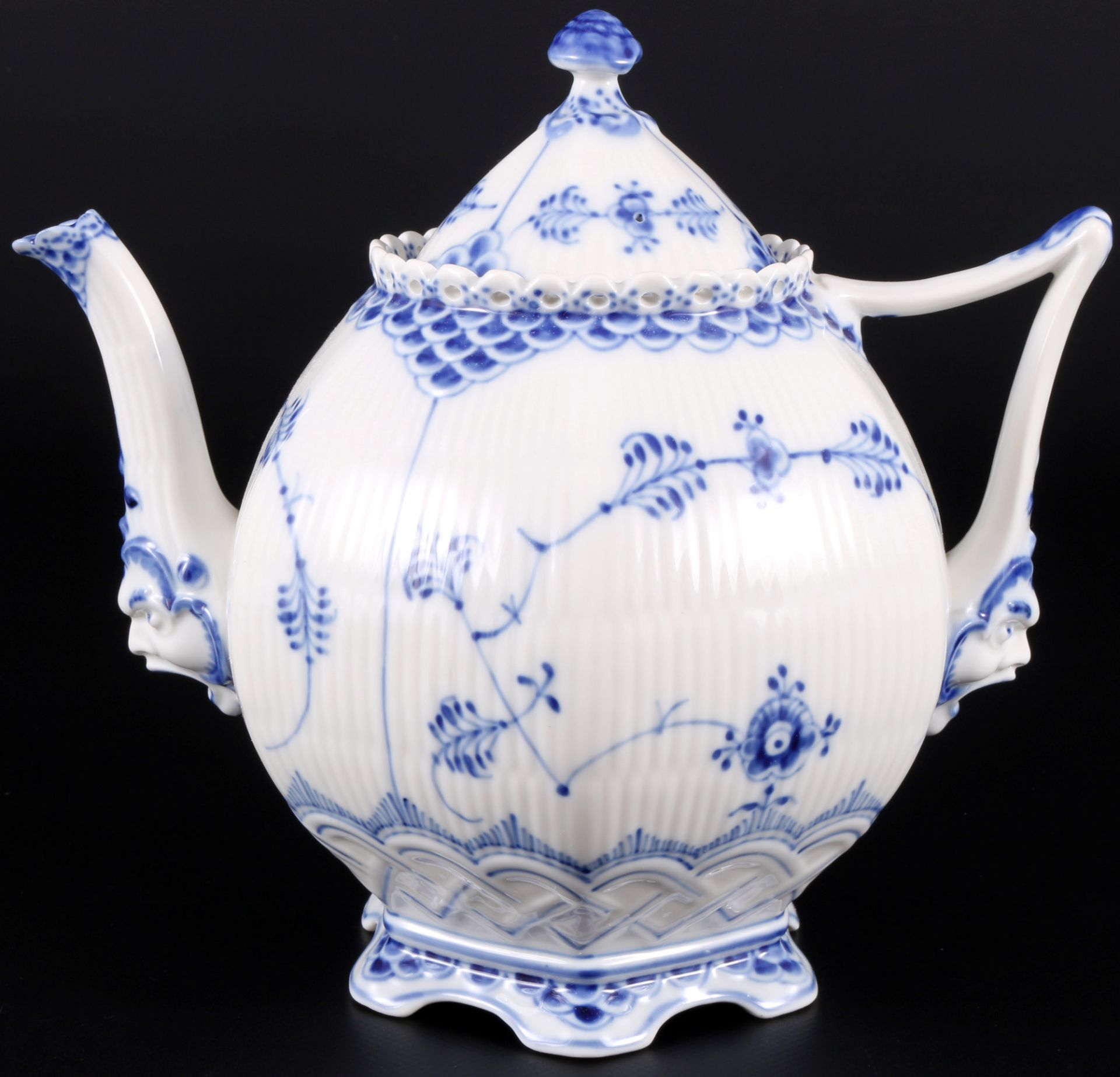 Royal Copenhagen Musselmalet Vollspitze Teekanne 1119, full lace tea pot,
