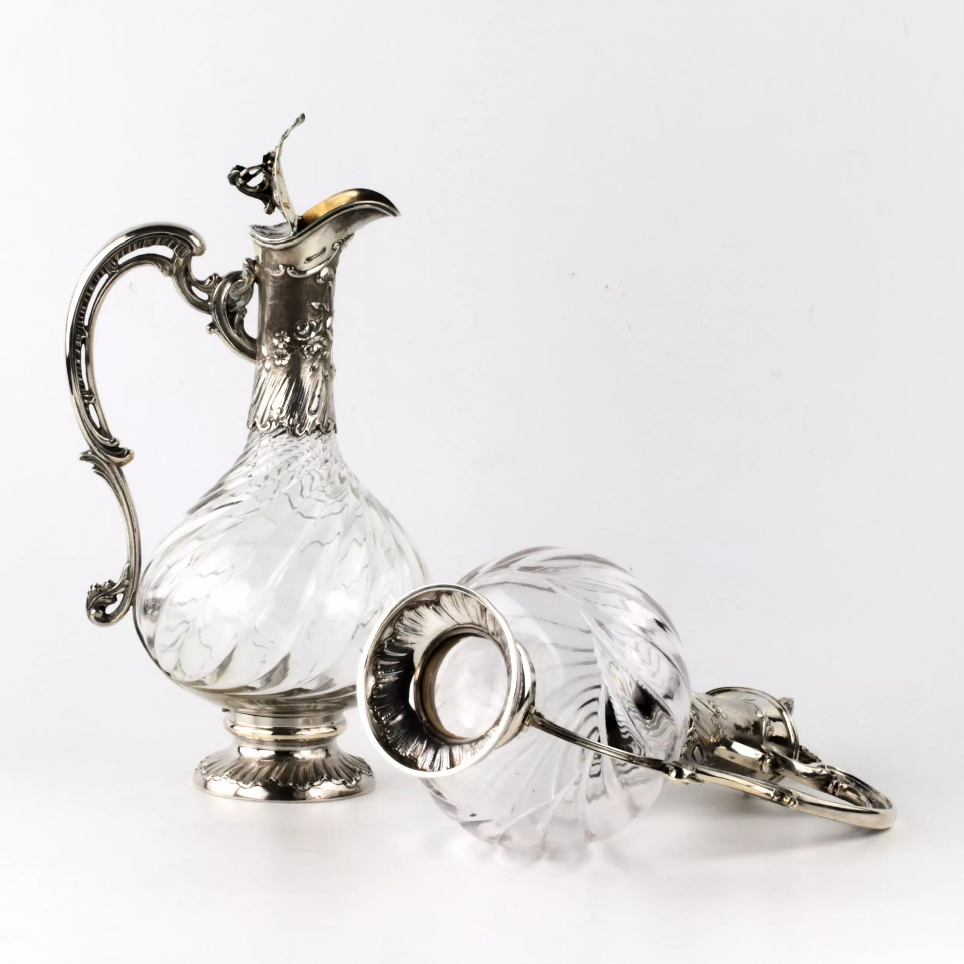 A pair of silver wine jugs from the late 19th century. - Bild 5 aus 8