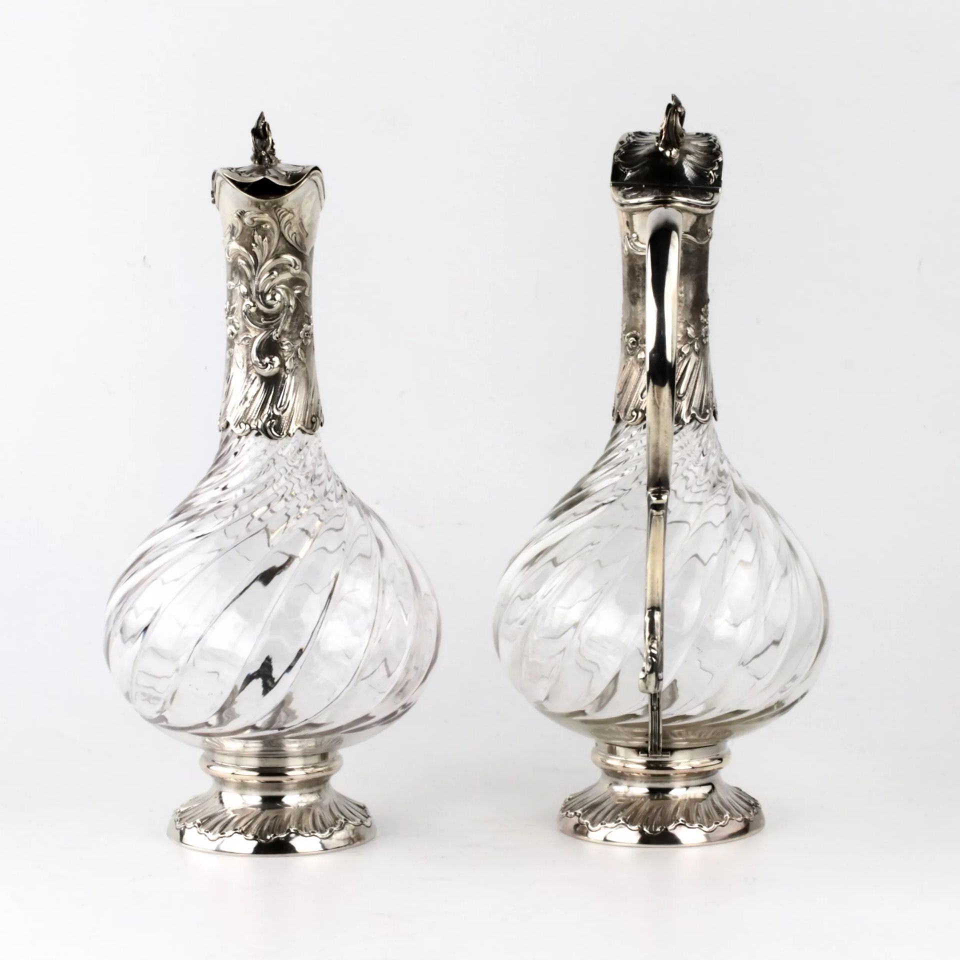A pair of silver wine jugs from the late 19th century. - Bild 3 aus 8