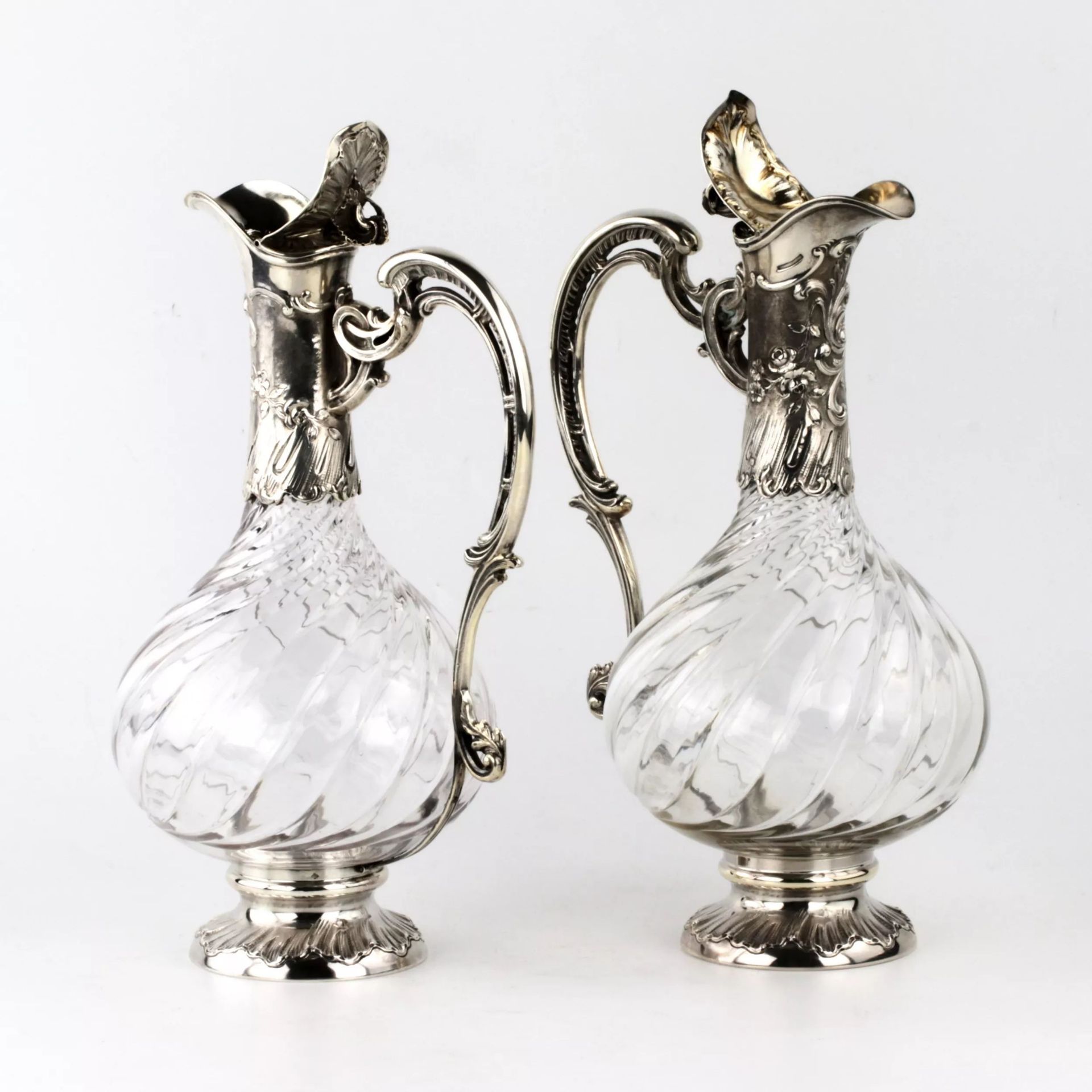 A pair of silver wine jugs from the late 19th century. - Bild 4 aus 8