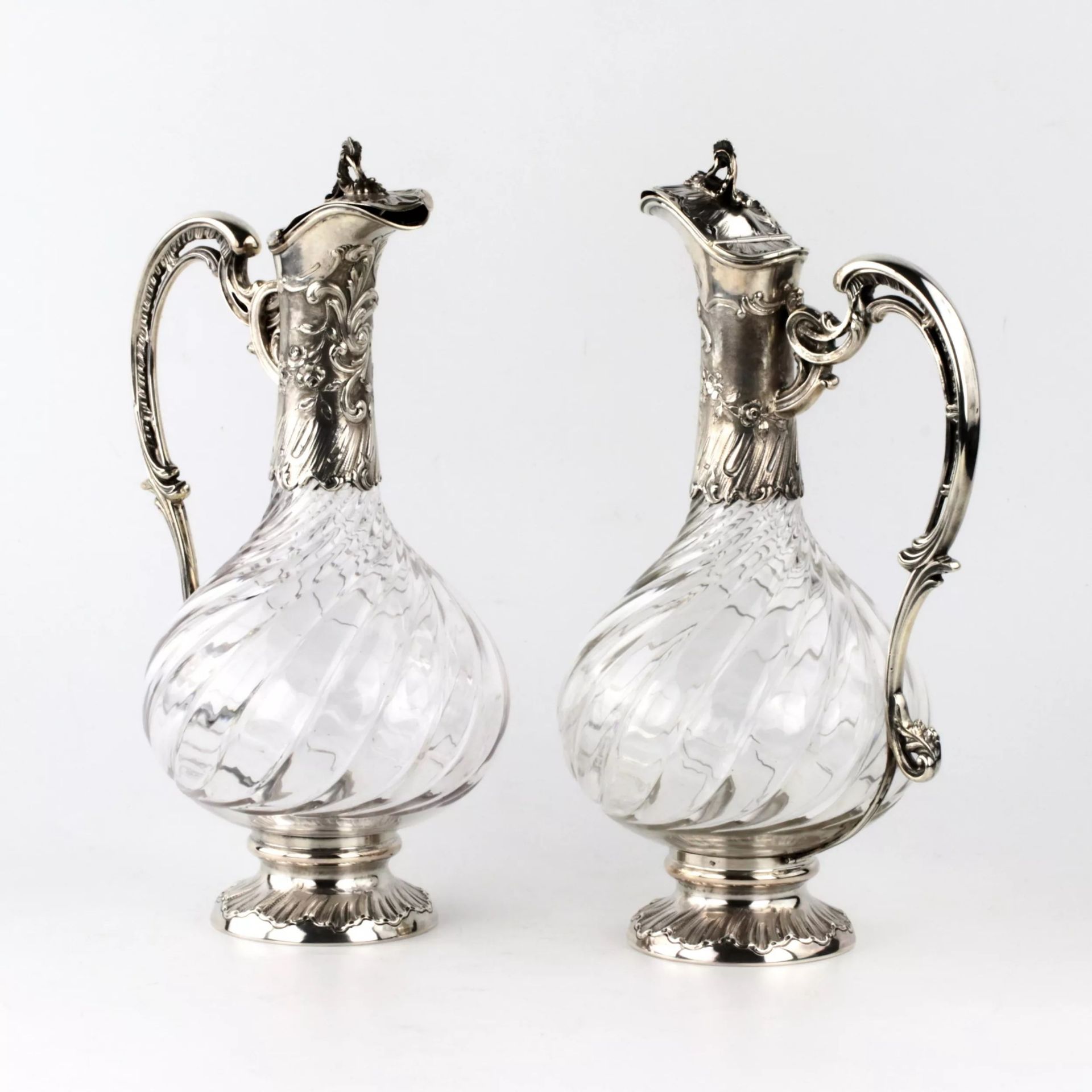 A pair of silver wine jugs from the late 19th century. - Bild 2 aus 8