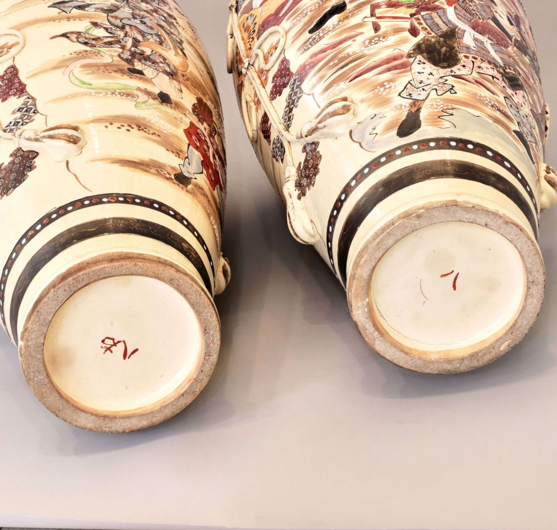 Pair of outdoor Japanese Satsuma vases. - Bild 5 aus 7