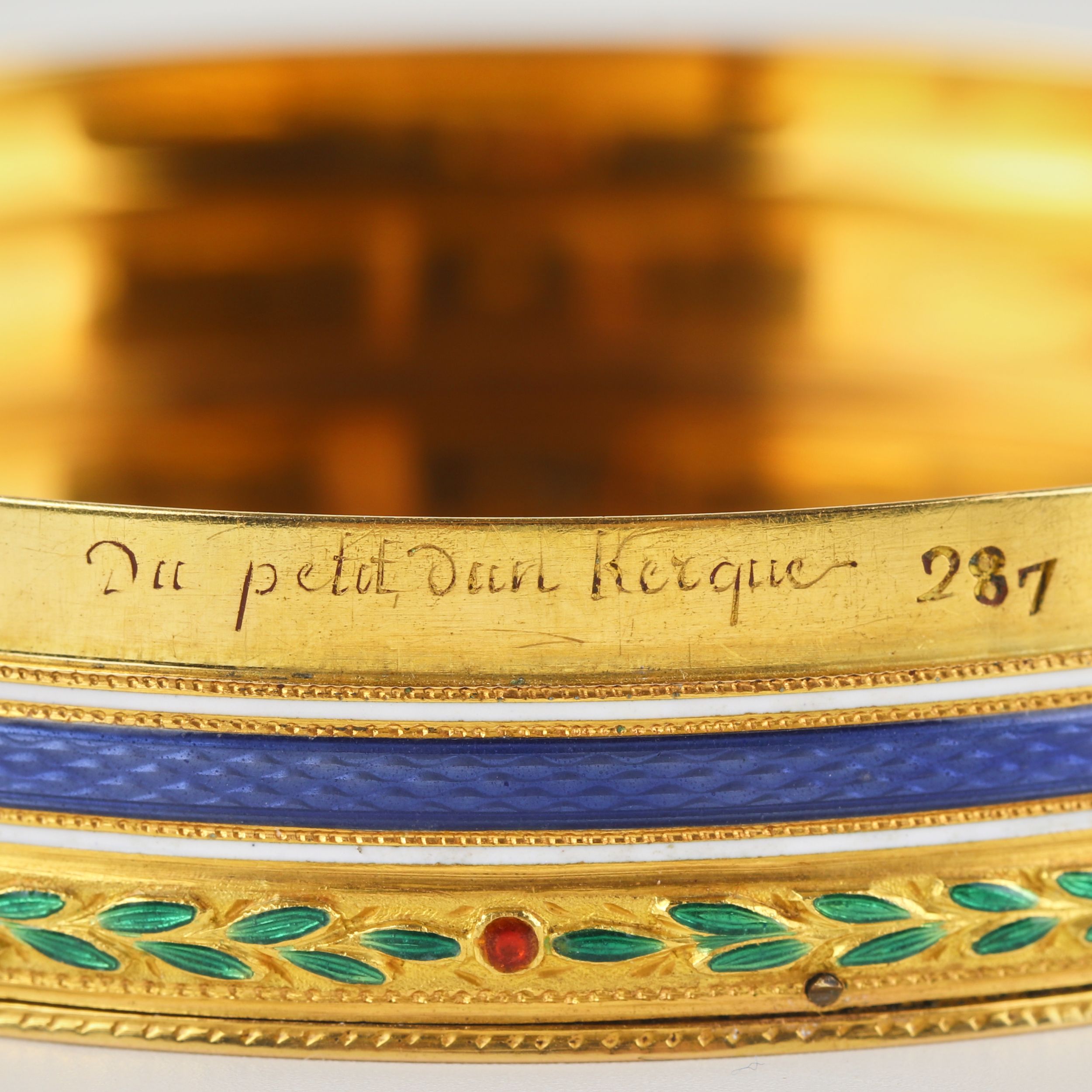 French gilded snuffbox of the late 18th century, with enamel decoration and painting. - Image 8 of 10