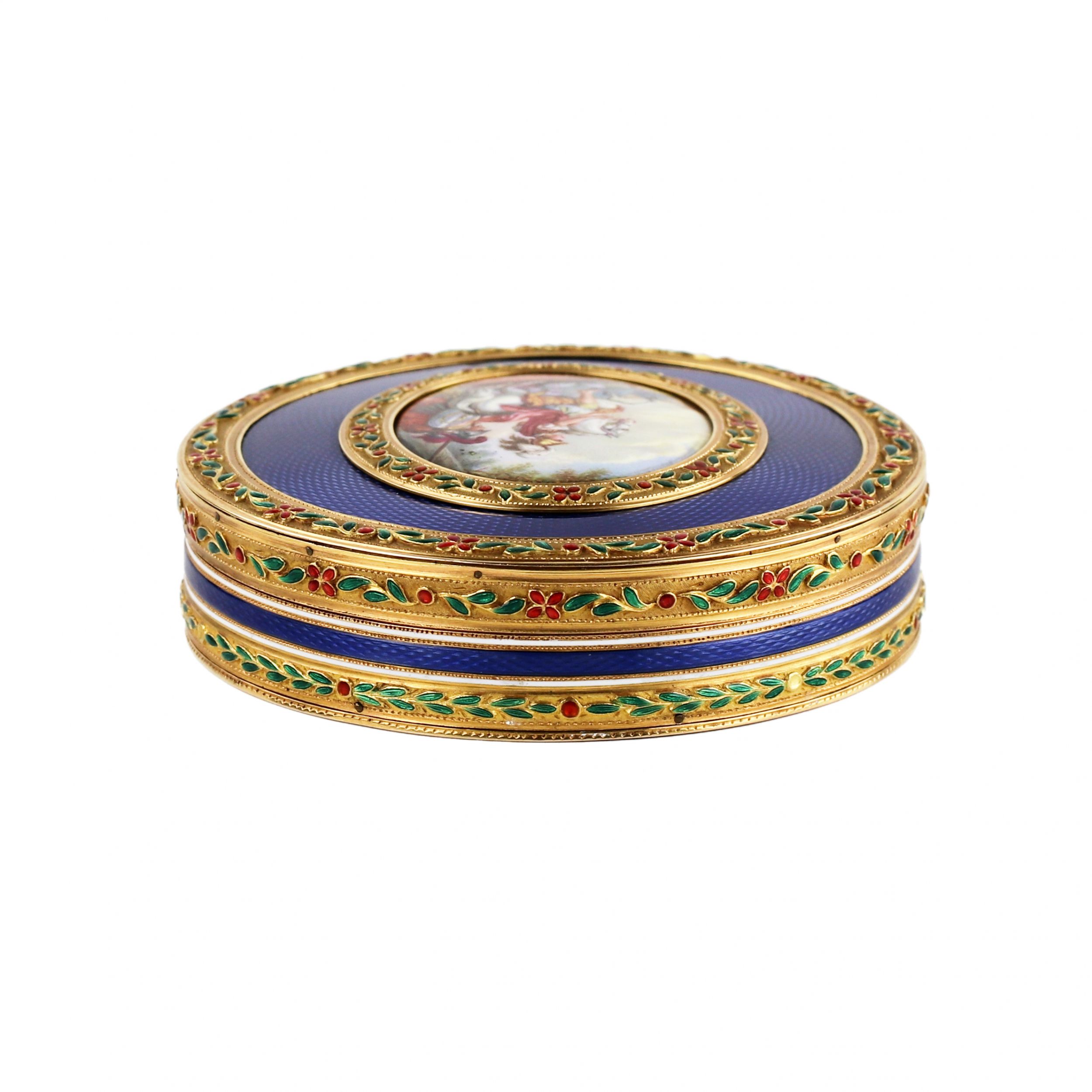 French gilded snuffbox of the late 18th century, with enamel decoration and painting. - Image 2 of 10