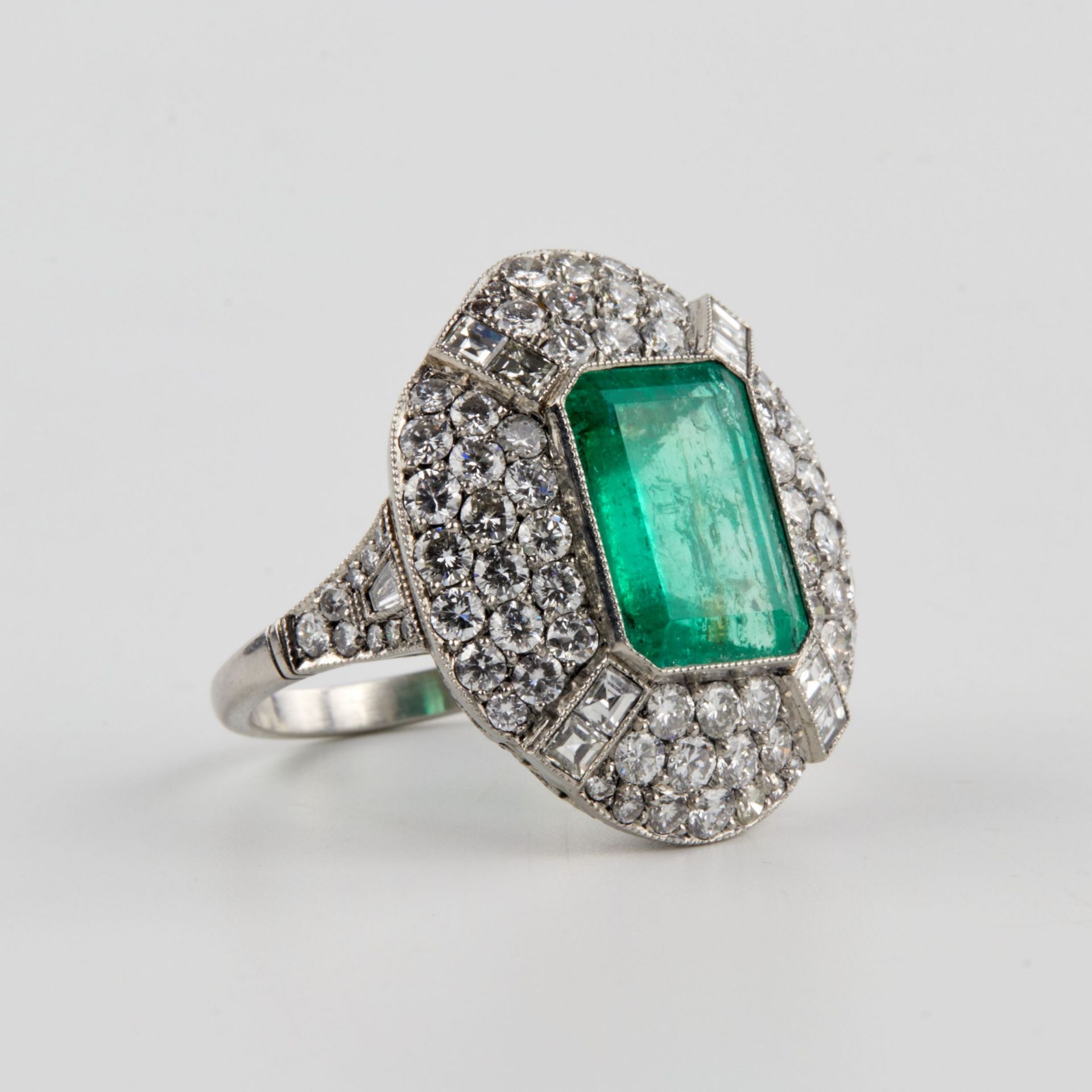 Art Deco cocktail ring with emerald and diamonds. - Bild 5 aus 7