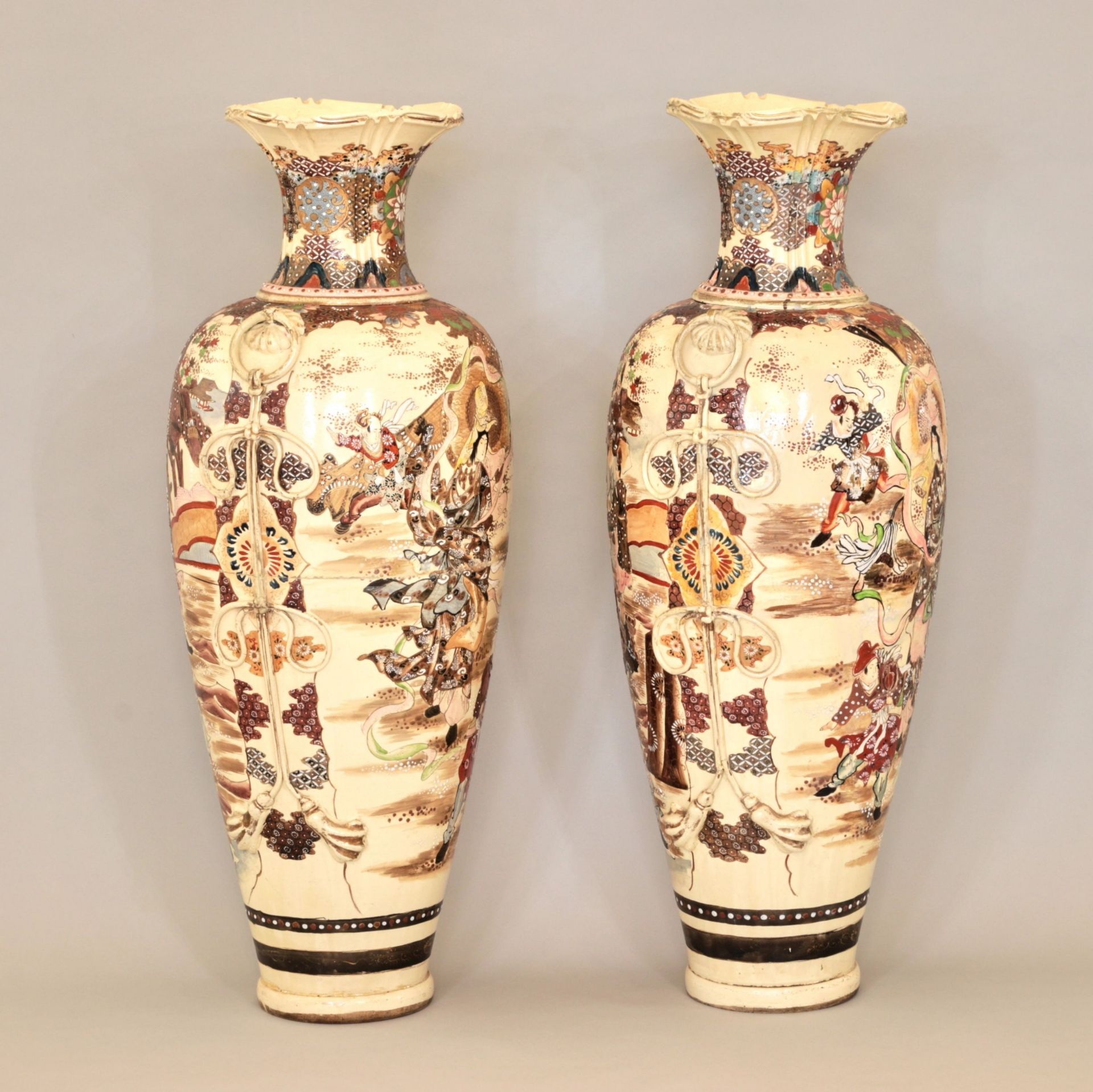 Pair of outdoor Japanese Satsuma vases. - Bild 4 aus 7