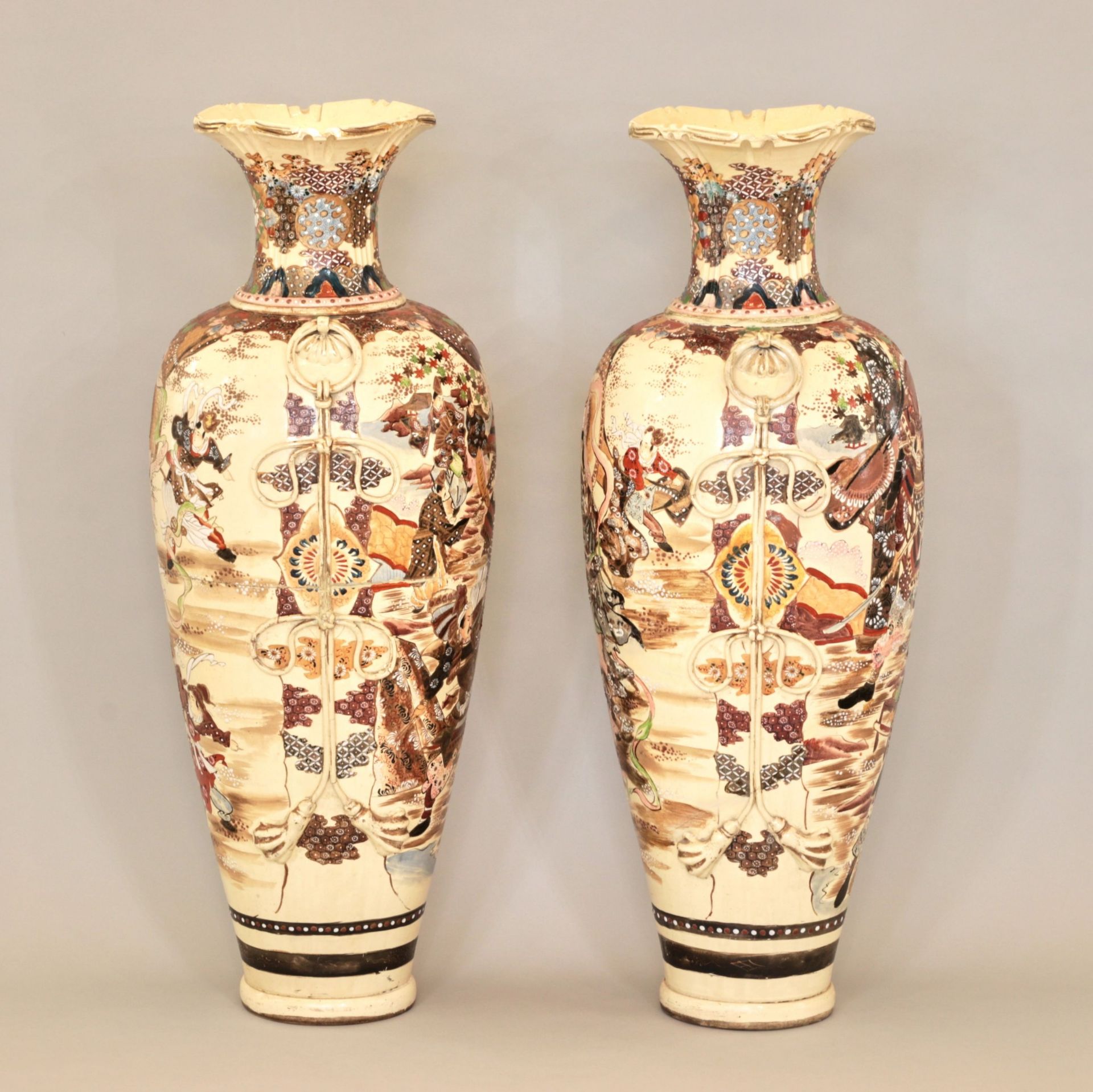 Pair of outdoor Japanese Satsuma vases. - Bild 2 aus 7