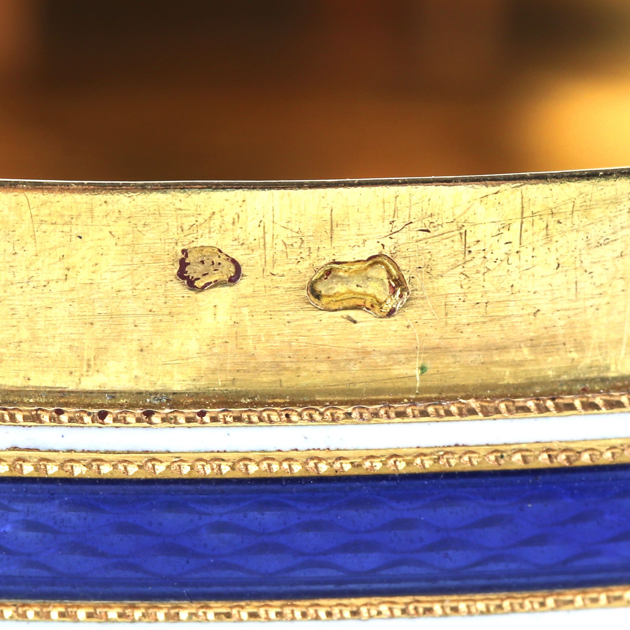 French gilded snuffbox of the late 18th century, with enamel decoration and painting. - Image 10 of 10