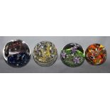 Glas. Paperweight / Briefbeschwerer. Sammlung von 8 unterschiedlichen Briefbeschwerern mit