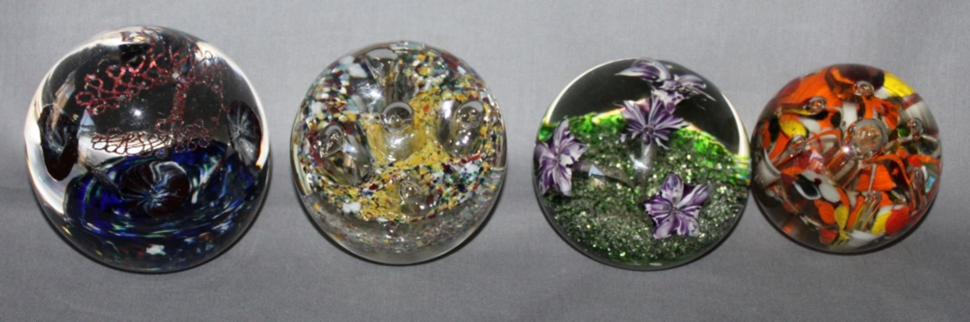 Glas. Paperweight / Briefbeschwerer. Sammlung von 8 unterschiedlichen Briefbeschwerern mit