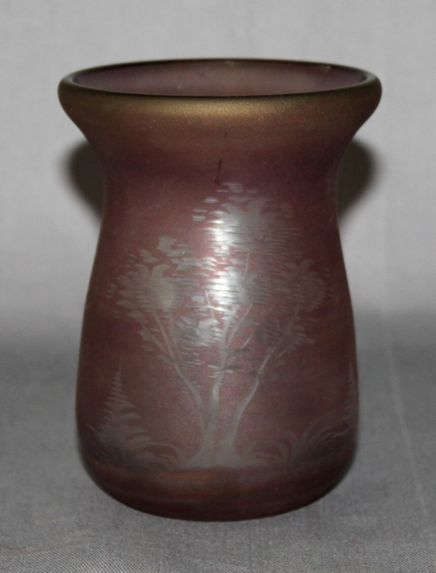 Glas. Deutschland. Lemberger W. Kleine Vase im hell violetten Farbton, geschliffenes Mattglas mit