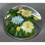 Glas. Paperweight / Briefbeschwerer. Clichy Art Glass (?). (Blumengebinde mit drei Kamelienblüten