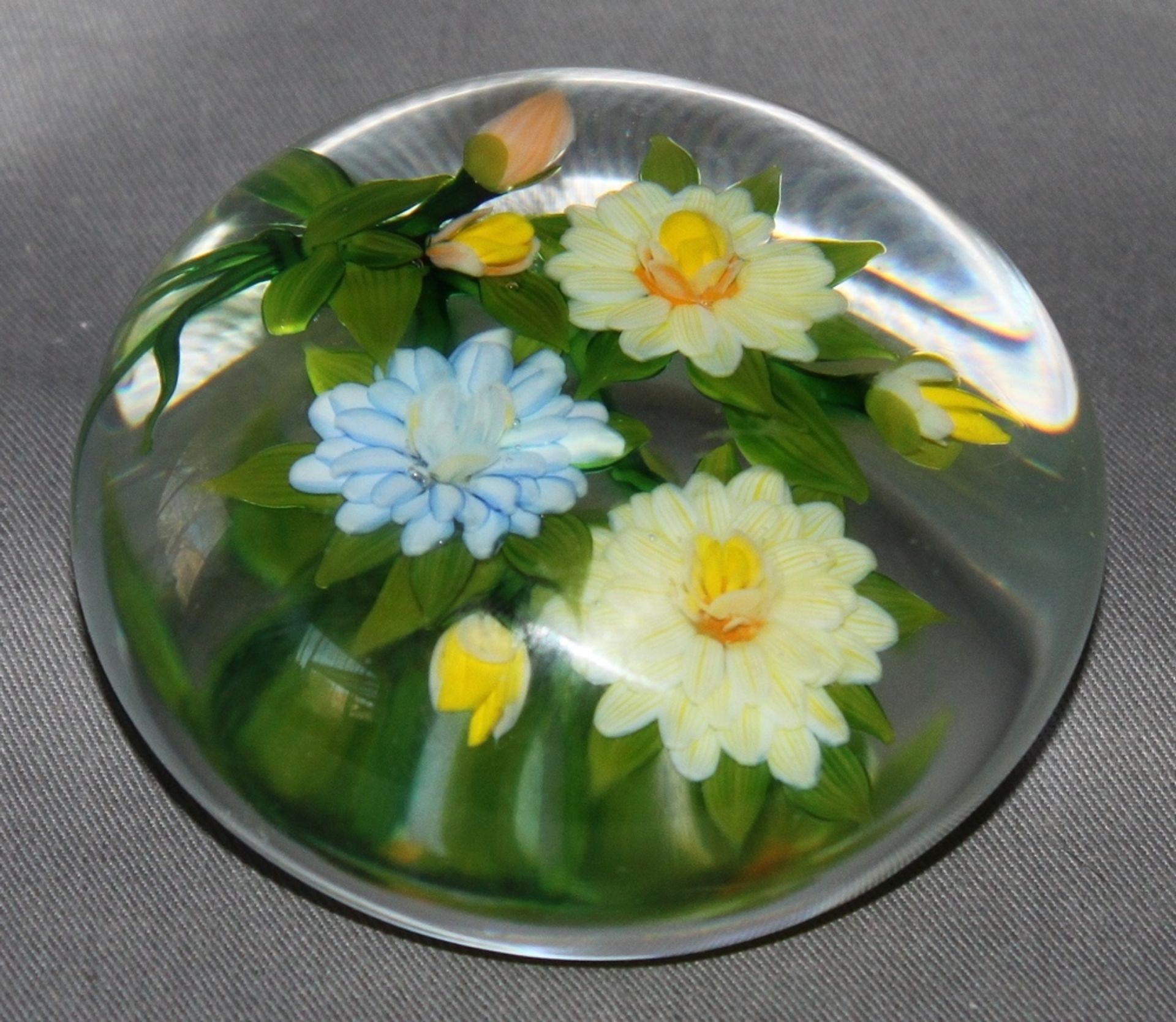 Glas. Paperweight / Briefbeschwerer. Clichy Art Glass (?). (Blumengebinde mit drei Kamelienblüten