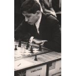 Foto. Fischer, Bobby. Schwarzweißes Pressefoto von Bobby Fischer während seiner Partie gegen J.