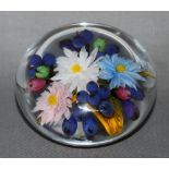 Glas. Paperweight / Briefbeschwerer. Ayotte, Rick. (Buntes Blumenarrangement). Massiver