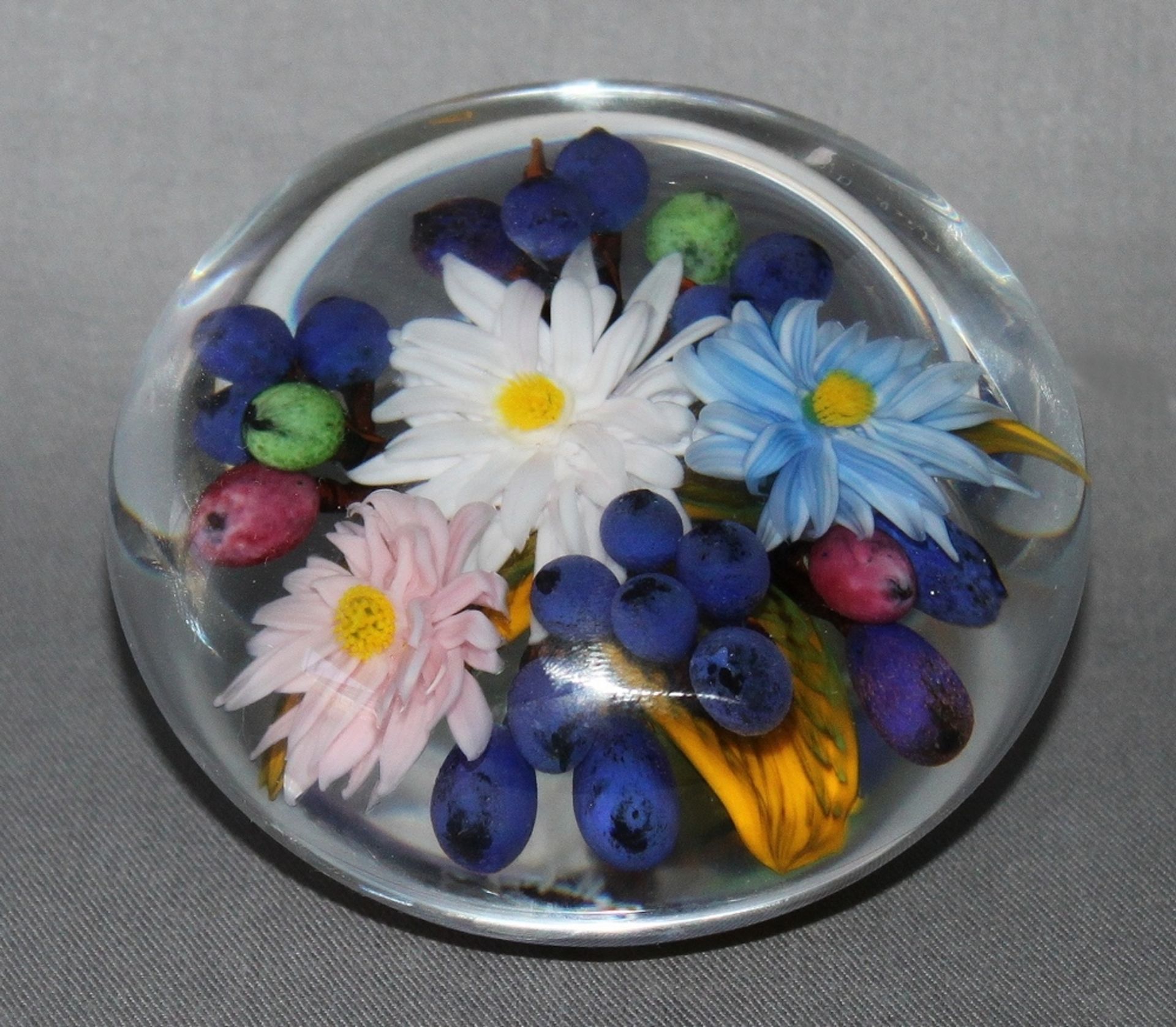 Glas. Paperweight / Briefbeschwerer. Ayotte, Rick. (Buntes Blumenarrangement). Massiver