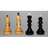 Europa. Russland. Gewichtete Schachfiguren aus Holz, im Staunton - Stil. Eine Partei in schwarz, die