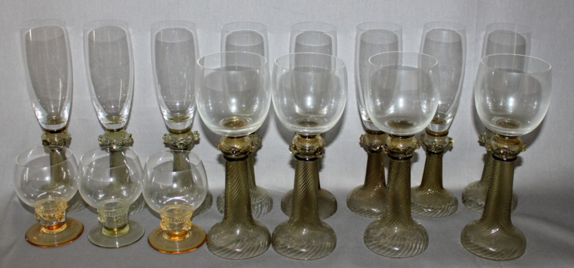 Glas. Ziergläser nach historischem Vorbild. Zusammenstellung mit 8 Sektgläser und 4 Weißweingläsern.