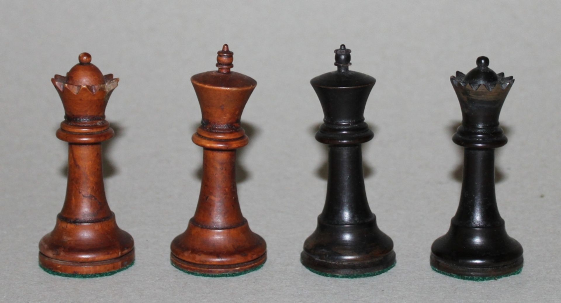Europa. Irland. Schachfiguren aus Erdbeerbaumholz (?) aus Cork in Irland(?) in einer Mahagoni -