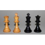 Amerika. USA. Schachspiel aus Holz im Staunton Stil. Eine Partei ist schwarz, die andere hell braun.