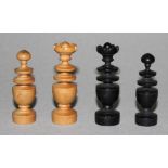 Europa. Frankreich. Schachfiguren aus Holz (Buchsbaum und Ebenholz) im Régence - Stil in einer