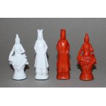 Asien. Schachfiguren aus Porzellan, zum Teil in unterschiedlichen asiatischen Stilrichtungen. Eine