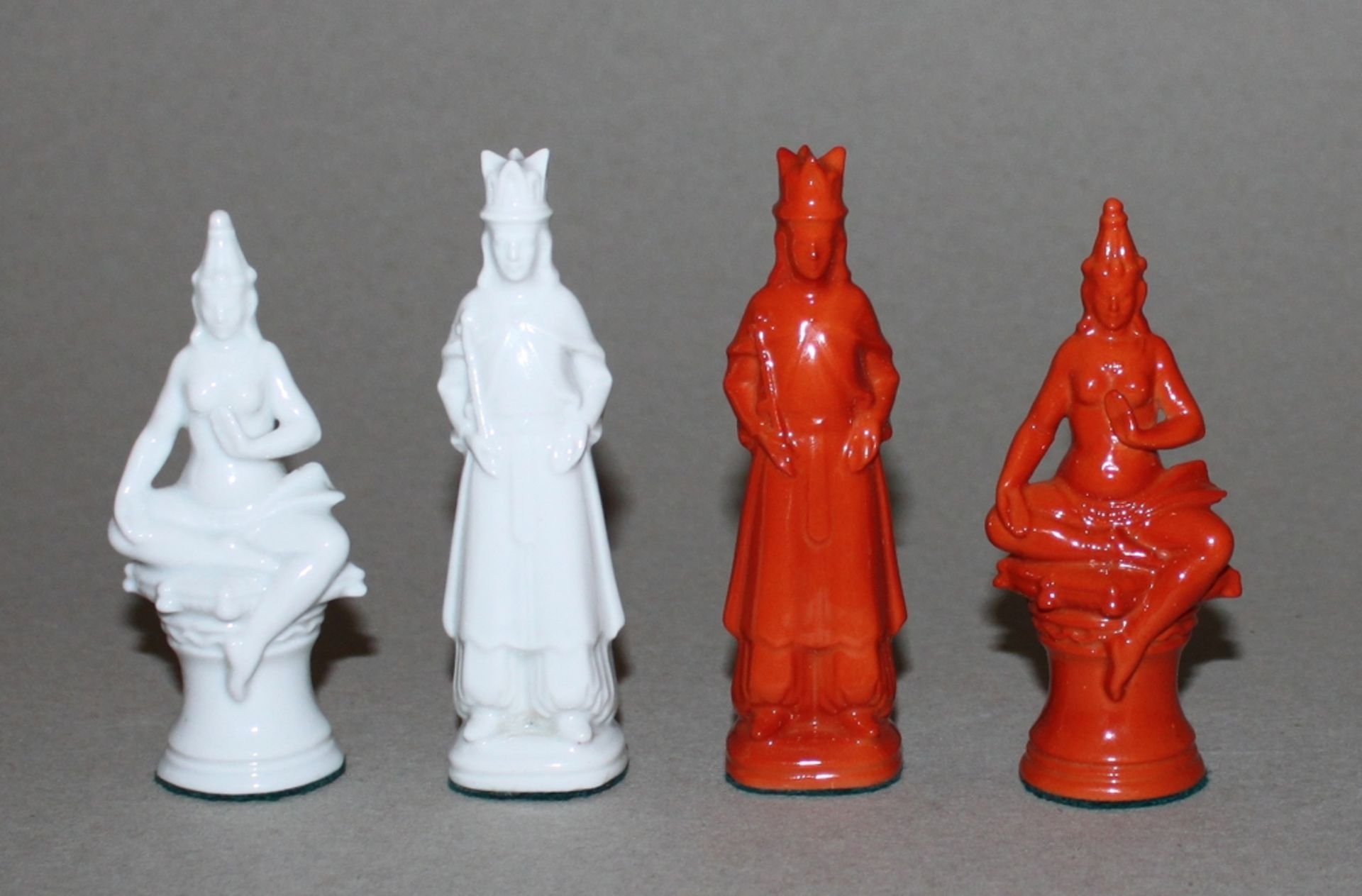 Asien. Schachfiguren aus Porzellan, zum Teil in unterschiedlichen asiatischen Stilrichtungen. Eine
