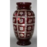 Glas. Deutschland. Rimpler (Zwiesel). Kleine längsovale Vase aus rotem Überfangglas mit 32 Felder.