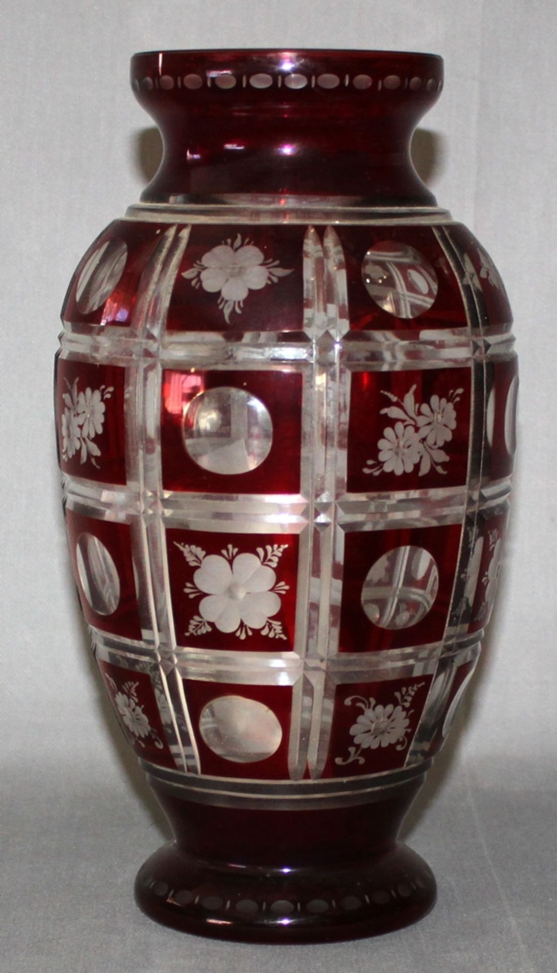 Glas. Deutschland. Rimpler (Zwiesel). Kleine längsovale Vase aus rotem Überfangglas mit 32 Felder.