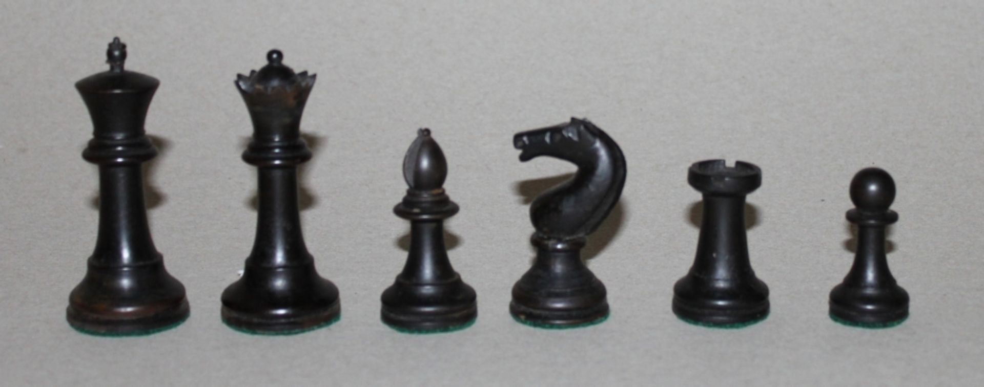 Europa. Irland. Schachfiguren aus Erdbeerbaumholz (?) aus Cork in Irland(?) in einer Mahagoni - - Image 3 of 3