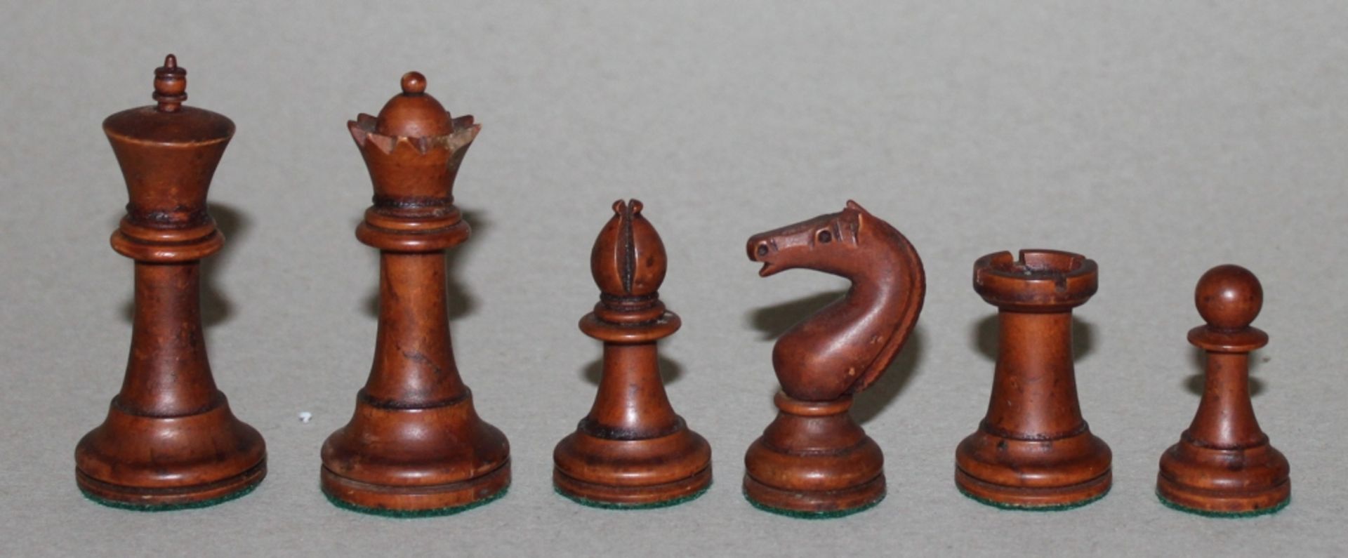 Europa. Irland. Schachfiguren aus Erdbeerbaumholz (?) aus Cork in Irland(?) in einer Mahagoni - - Image 2 of 3