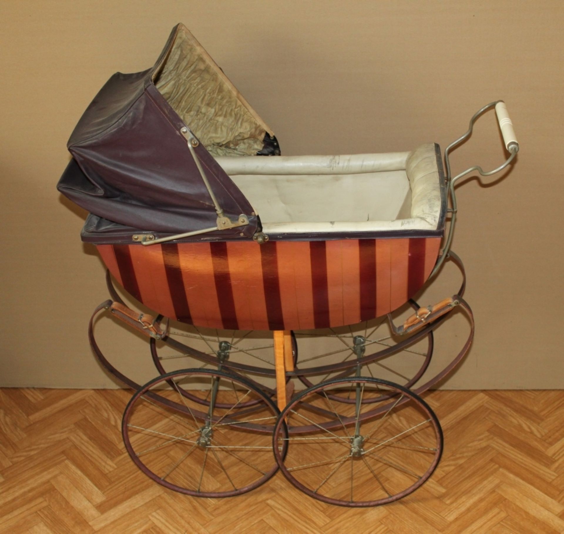 Kinderspielzeug. Puppenwagen mit zwei Fabrikationsschildchen "B. Frick; Korbmöbel  Puppenwagen;