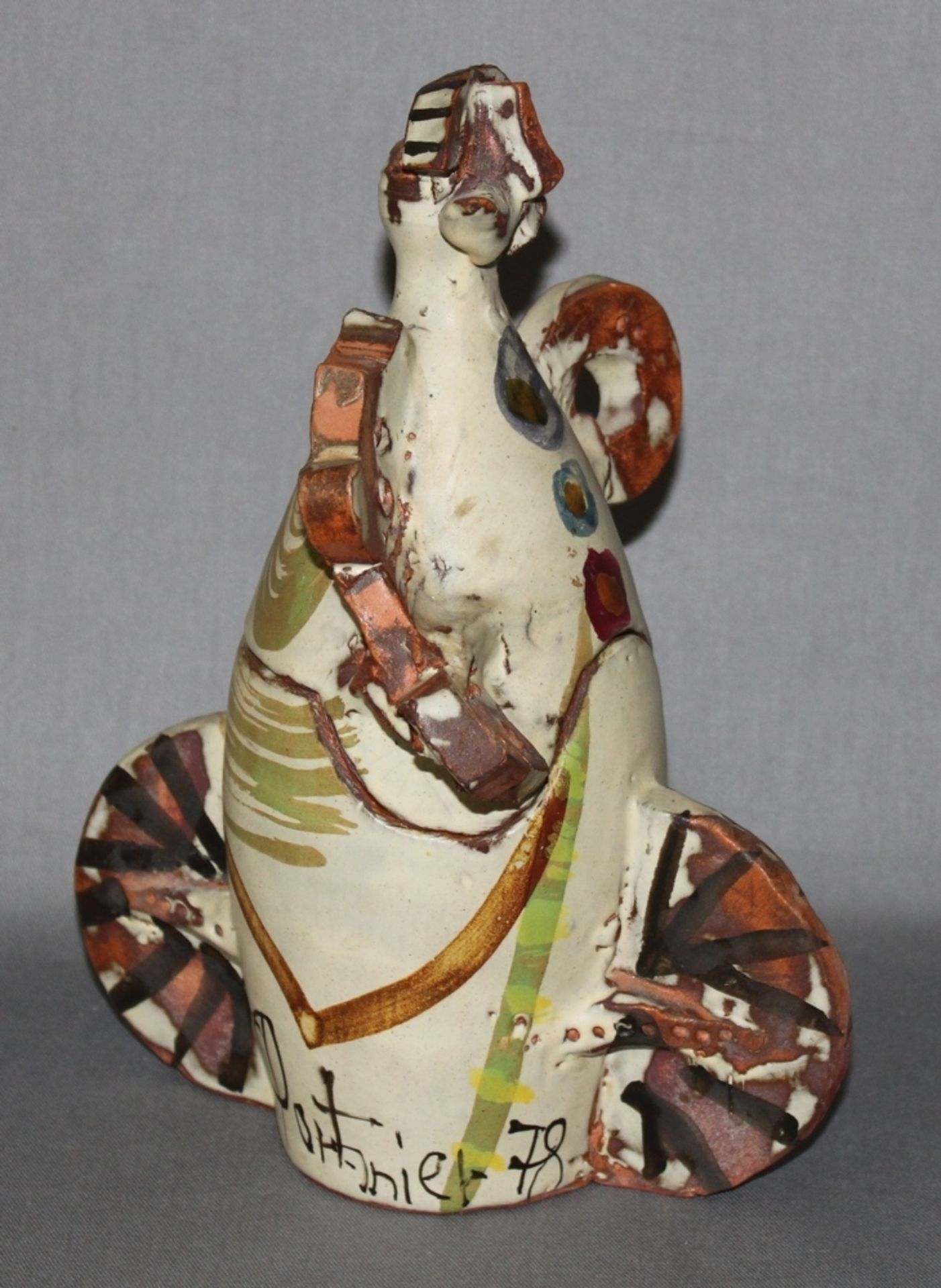 Keramik. Portanier, Gilbert. (Abstrakte Figur). Farbige Keramik (Mischtechnik), bestehend aus zwei