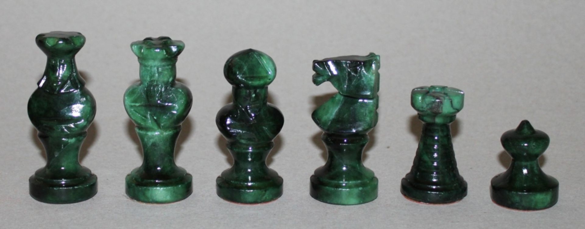 Europa. Italien. Schachspiel aus Marmor. Die eine Partei dunkelgrün, die andere weiß / - Bild 3 aus 3