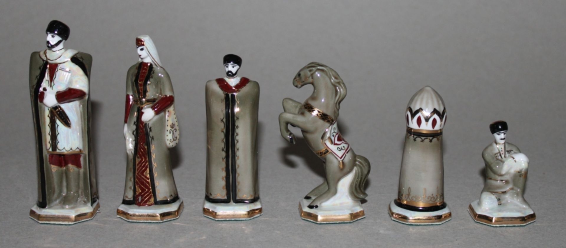 UDSSR. Russland. Schachspiel "Kislowodsk" aus Porzellan mit ornamentalen Verzierungen. Dazu ein - Image 3 of 3