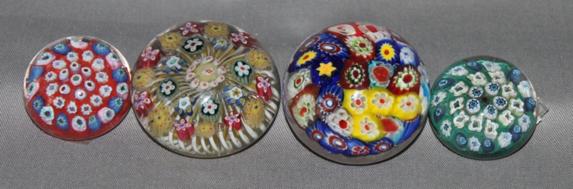 Glas. Paperweight / Briefbeschwerer. Sammlung von 8 unterschiedlichen Briefbeschwerern mit