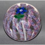 Glas. Paperweight / Briefbeschwerer. Selkirk - Glass. (Blaue Kamelienblüte über stilisierten