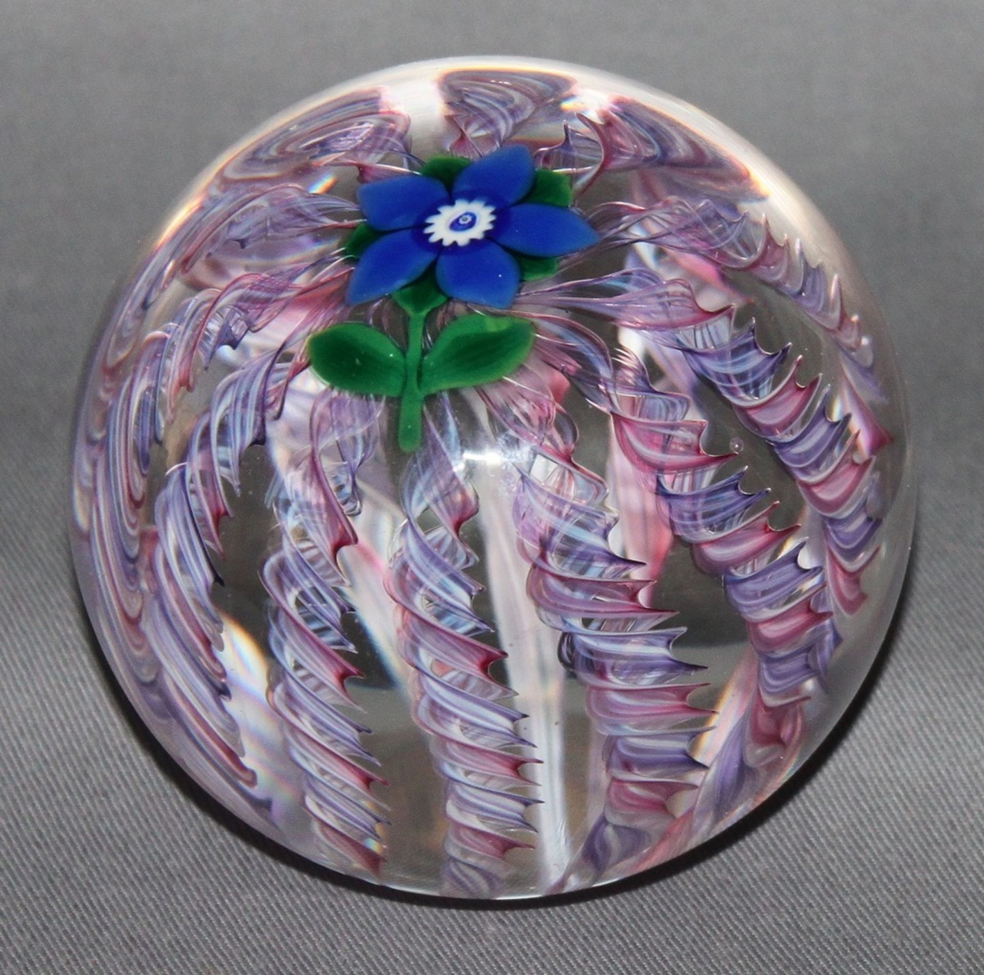 Glas. Paperweight / Briefbeschwerer. Selkirk - Glass. (Blaue Kamelienblüte über stilisierten