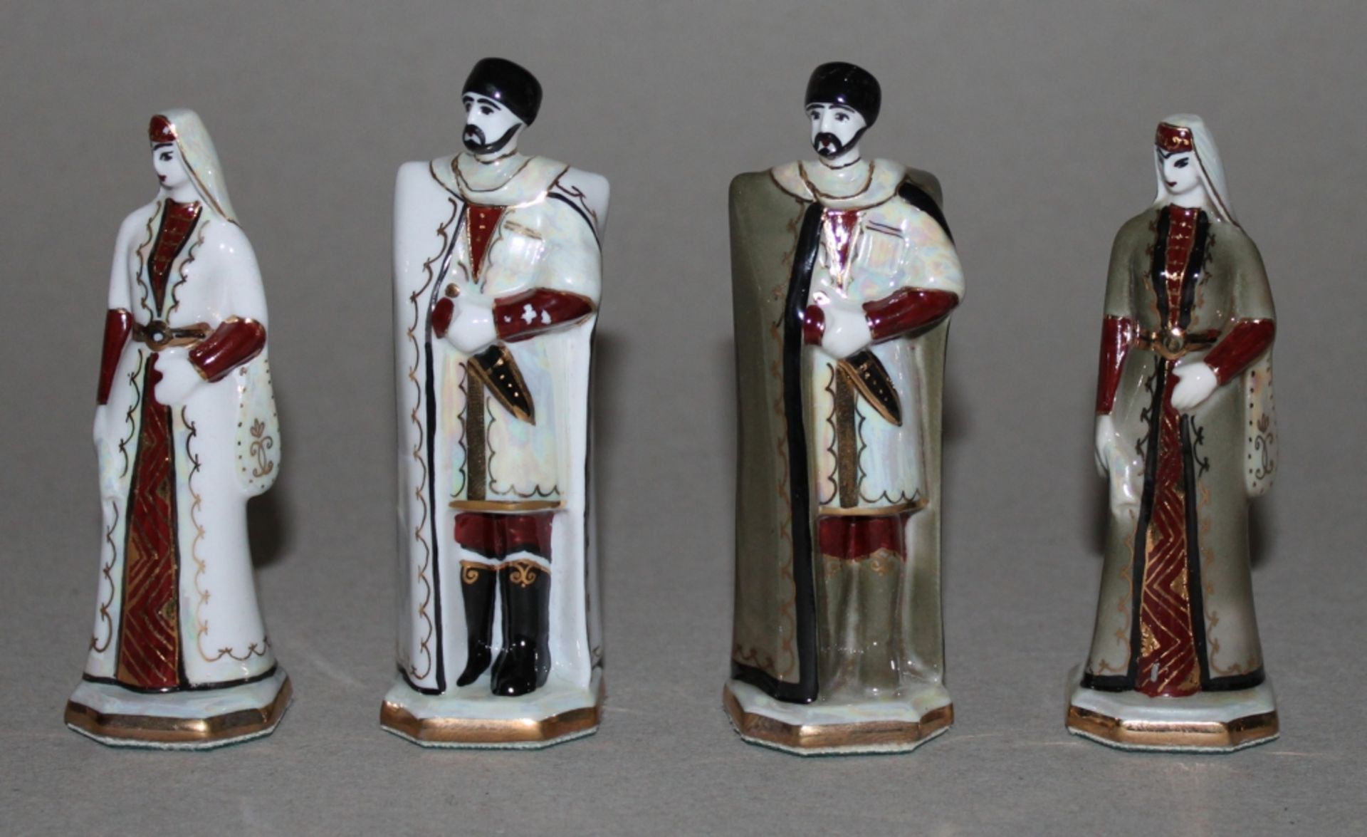 UDSSR. Russland. Schachspiel "Kislowodsk" aus Porzellan mit ornamentalen Verzierungen. Dazu ein
