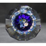 Glas. Paperweight / Tischdekoration. Ayotte, Rick (?). Buntes Blumenarrangement vor blauem Grund