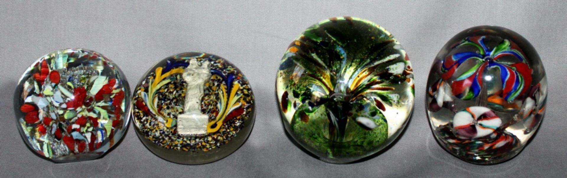 Glas. Paperweight / Briefbeschwerer. Sammlung von 8 unterschiedlichen Briefbeschwerern mit - Image 2 of 2