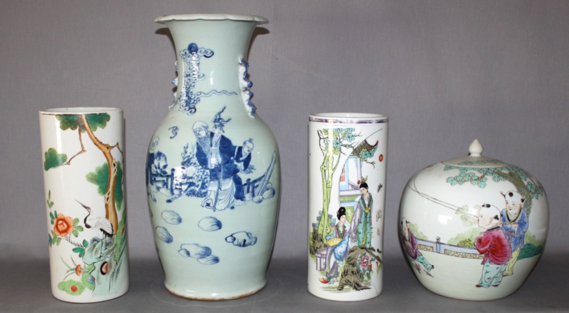 Asiatika. Steingut. Zusammenstellung von drei Vasen und einer bauchigen Dose mit Deckel. Zum Teil