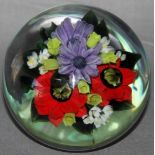 Glas. Paperweight / Briefbeschwerer. Ayotte, Rick. (Poppy Bouquet / Mohnblumenstrauß). Massiver