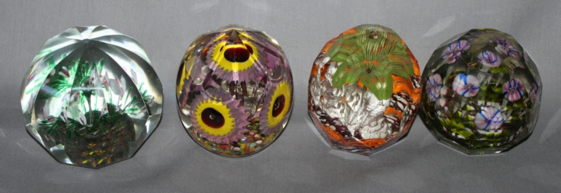 Glas. Paperweight / Briefbeschwerer. Sammlung von 8 unterschiedlichen Briefbeschwerern mit